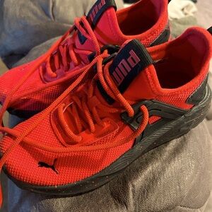 Kids pumas size 5
